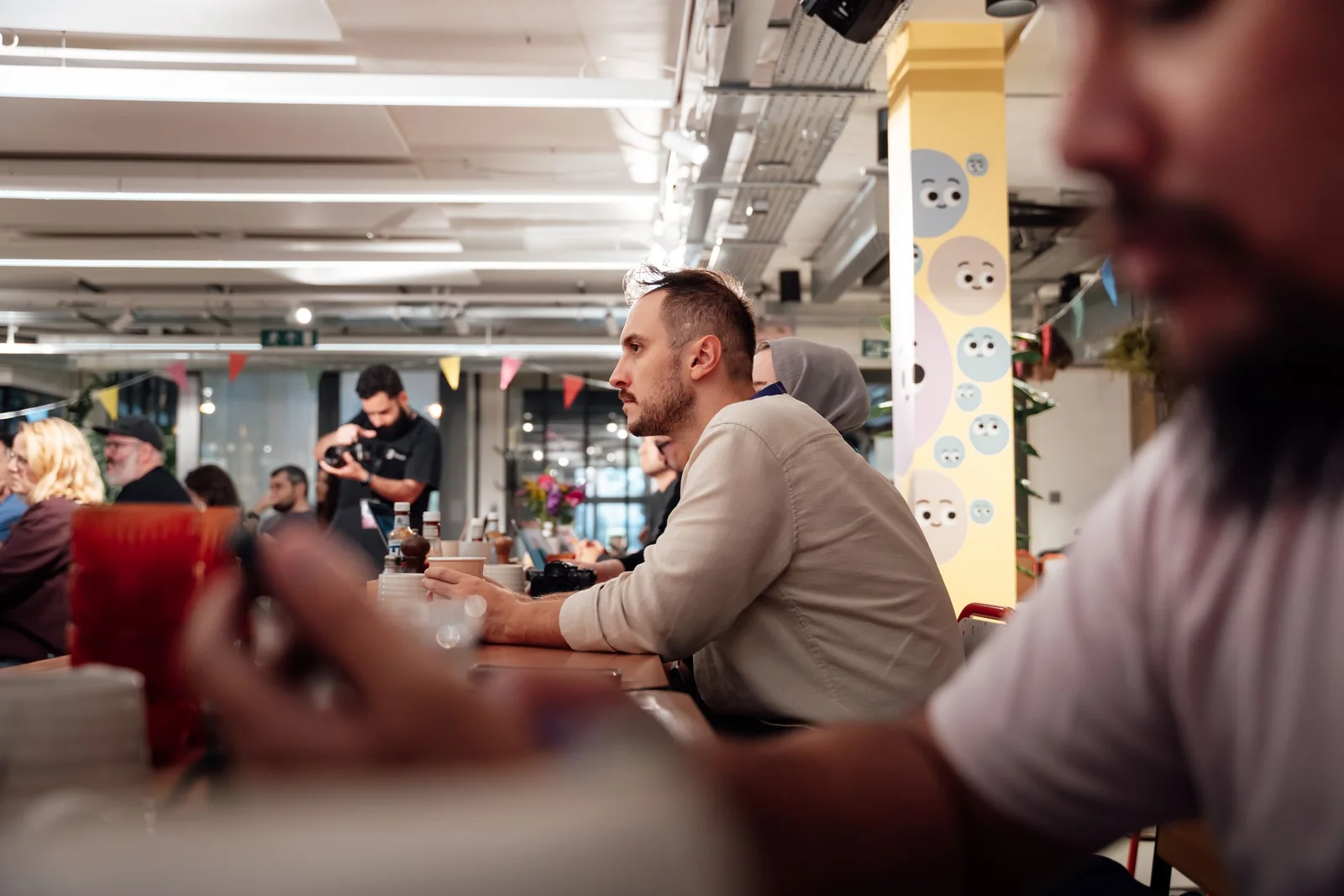 Personas reunidas en un espacio de trabajo compartido