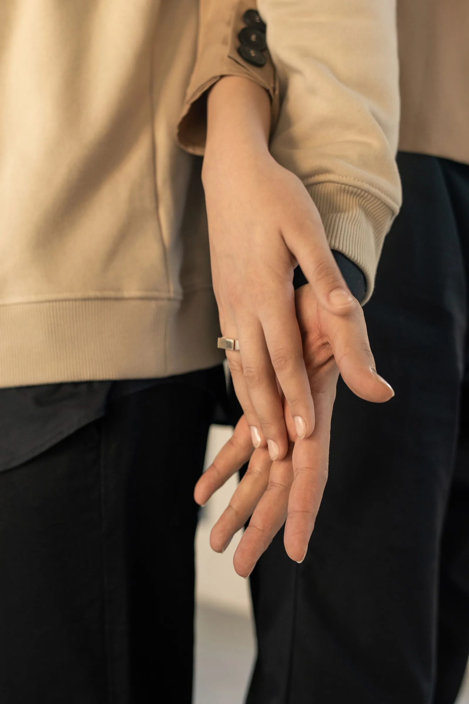 Dos personas se cogen de la mano