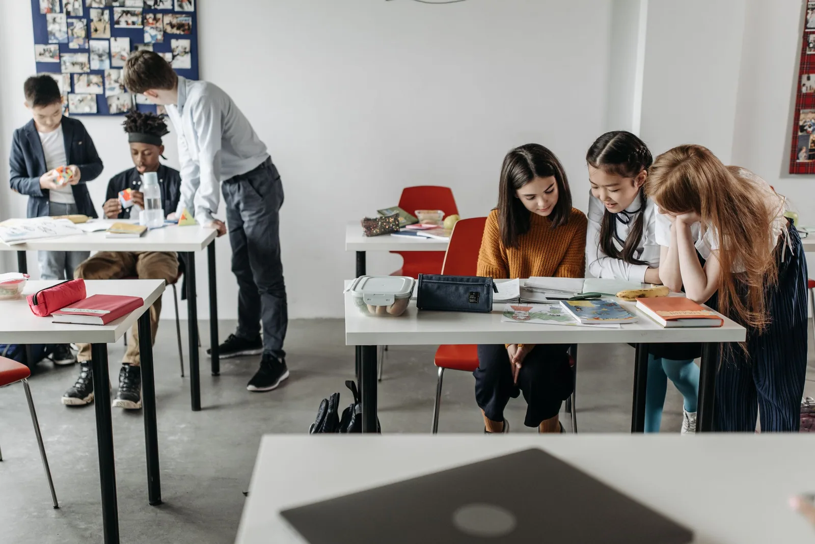 Estudiantes trabajando juntos en un aula